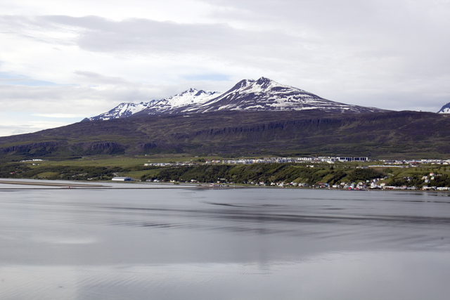 2011-07-02_09-31-23 island.jpg - Akureyri von Osten ber den Eyjafjrdur